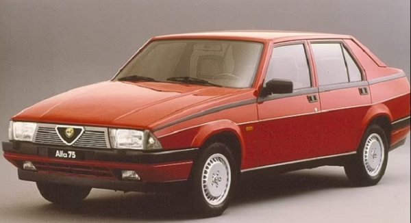 Италианската марка представи модела 75 за 75-ата годишнина на Alfa Romeo. Колата замести Giulietta. Това беше последният седан на марката със задно предаване чак до появата на Giulia през 2016. И последната Alfa Romeo, пусната на пазара, преди Fiat да купи марката от италианското правителство през 1986.

75 комбинира трансмисията и диференциал в едно устройство, за да спести тегло и място. Това гарантира почти перфектно разпределение на теглото 50:50. Докато моделите с прехваления V6 двигател на Alfa се смятат за еталон, то 2,0-литровите версии Twin Spark бяха безспорно по-добри за шофиране. 
75 също можеше да се похвали с няколко странни неща като неговата U-образна ръчна спирачка и наличието на уреди, разположени над главата на водача. Със сигурност огромна находка за колекционерите, само че много трудни за намиране в добър вид. Ако някой късметлия открие добър автомобил с V6 двигател, ще инвестира отлично около 18 500 евро.